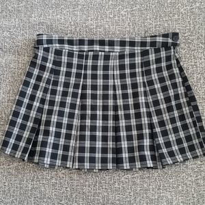 H&M Short Twill Skirt - Size 12, Black/White Plaid
